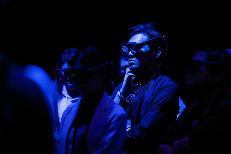 因透過MR技術呈現，須戴特製的「Magic Leap 2」頭顯，建議觀眾戴隱形眼鏡，或於觀演前借用具矯正近視與遠視功能的頭顯。（張震洲攝，國家兩廳院提供）