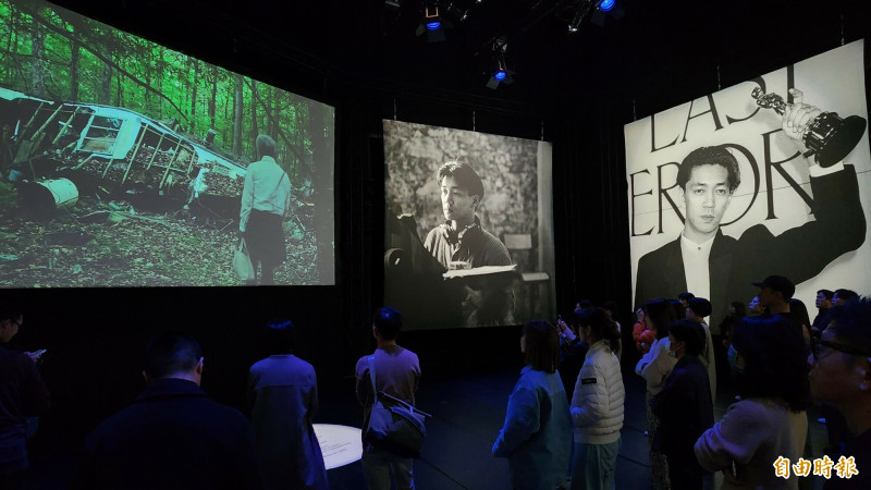 國家戲劇院後台變身展場，透過影像快速回顧坂本龍一精彩的一生。（記者凌美雪攝）