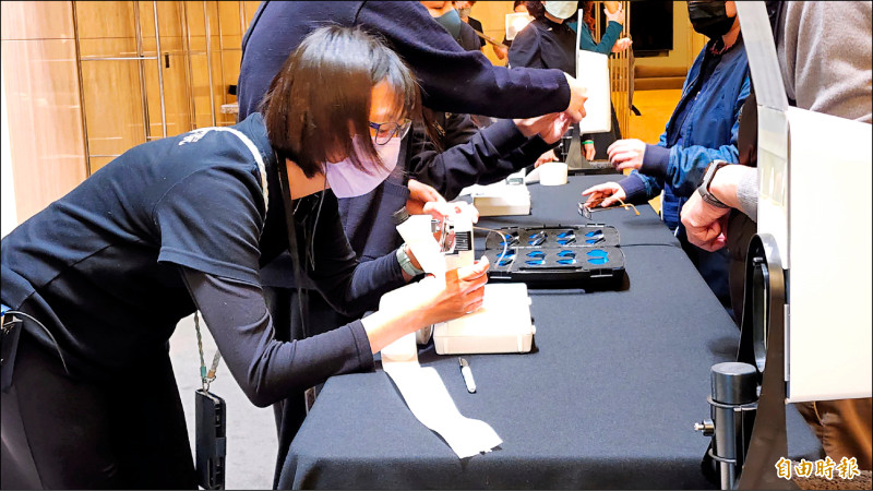 因透過MR技術呈現，須戴特製的「Magic Leap 2」頭顯，建議觀眾戴隱形眼鏡，或於現場借用具矯正近視與遠視功能的頭顯。（記者凌美雪攝）