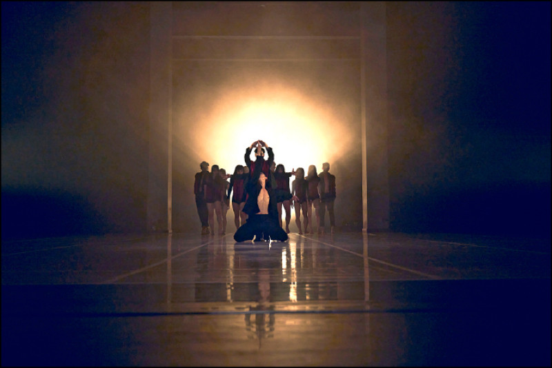 《自畫像》為編舞家洪綵希為焦點舞團量身打造的新作。（張家豪攝，焦點舞團提供）