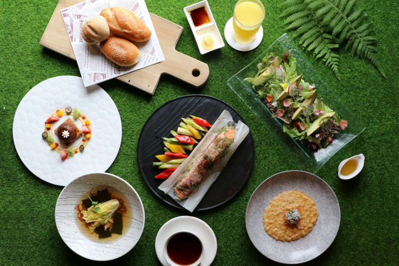 館內喜歡西餐廳不分平假日，兩人同行套餐同品項，第2人套餐可享優惠價。（大地酒店提供）