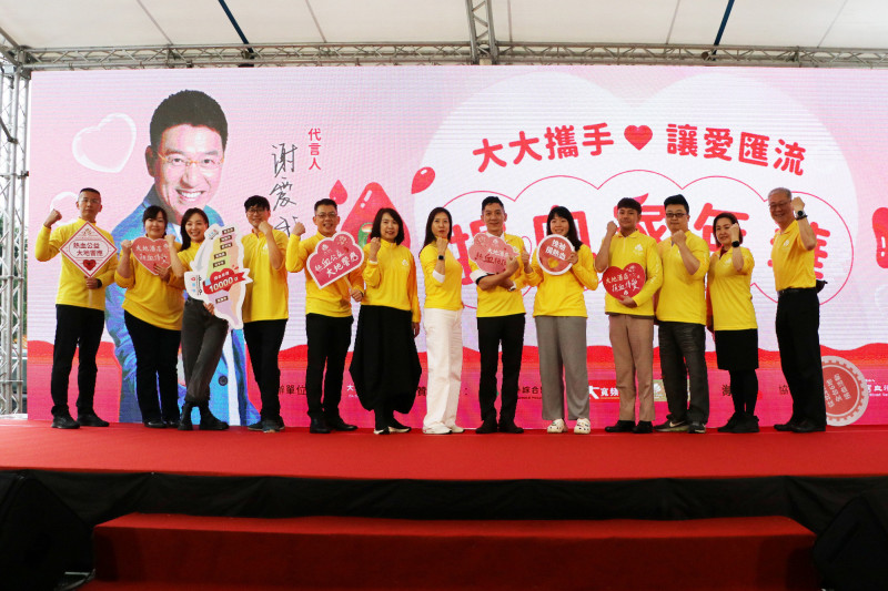 大地酒店董事長王雪梅（中）率團隊響應「大大攜手讓愛匯流」捐血活動。（大地酒店提供）