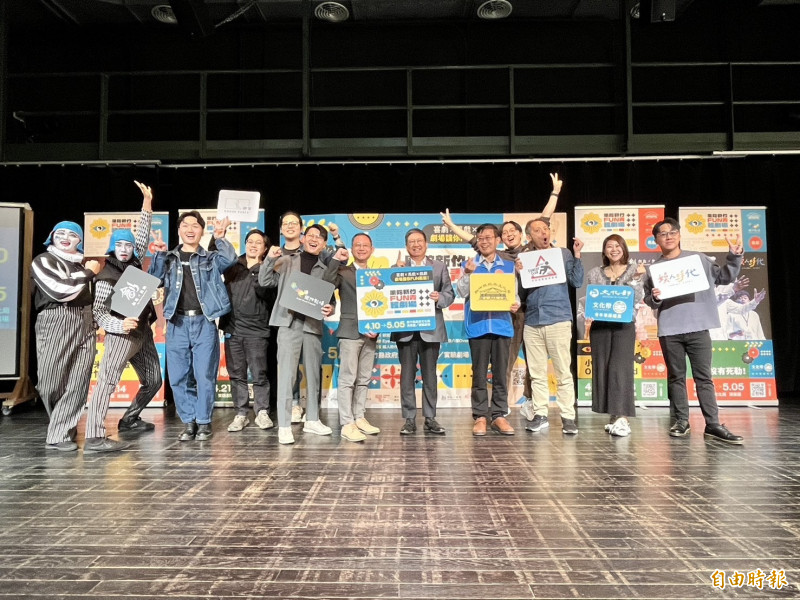 「果陀新竹FUN青輕劇場」活動，使用文化幣購票最低150元起，開場前還有抽獎活動，新竹縣長楊文科（中）歡迎青年朋友一起進劇場。 （記者廖雪茹攝）