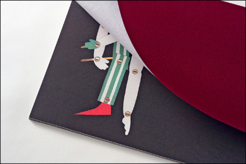 《跳舞就是做很多動作》封面做成布幕形式，翻讀便產生看戲劇的期待。（白儀芳攝）