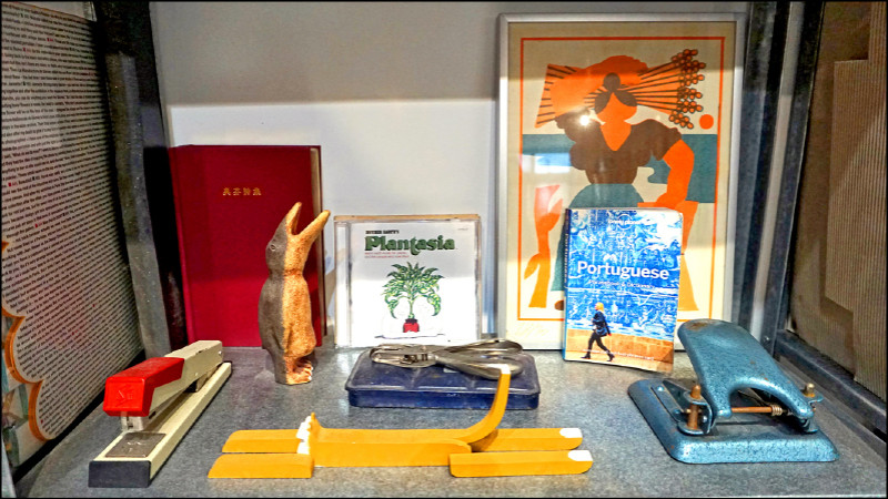 吳睿哲工作室的靈感角落，放著他創作時的器具跟喜歡的詩集與圖卡。