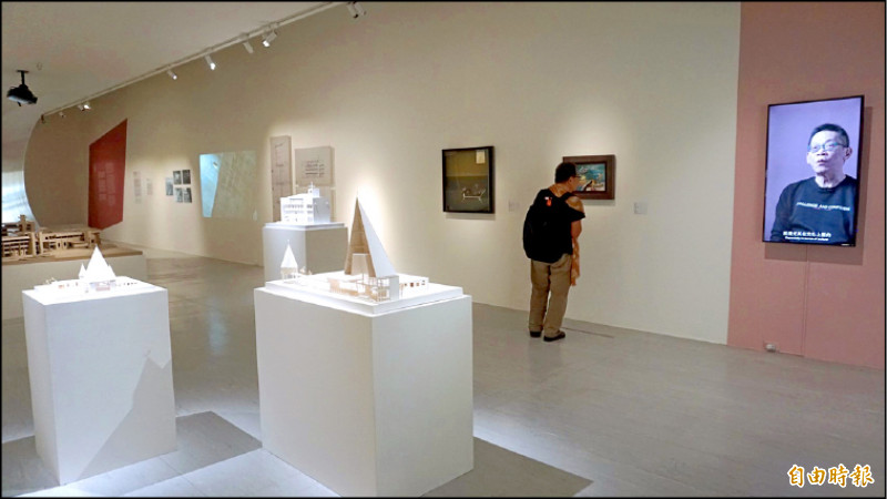 除了與8校合作製作的建築模型外，北美館也展出典藏作品以及建築師影像做為對話。（記者董柏廷攝）