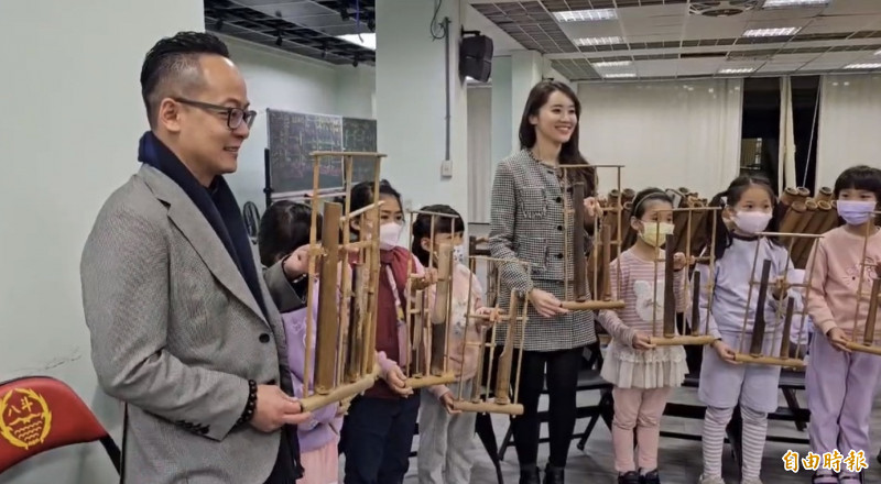 基隆市議會議長童子瑋到八斗國小和小朋友一起練竹搖琴。（記者盧賢秀攝）