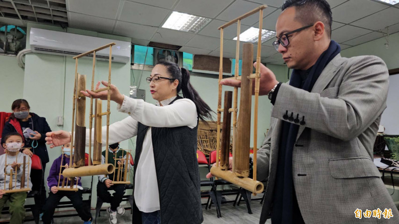 基隆市議會議長童子瑋到八斗國小練習竹搖琴。（記者盧賢秀攝）