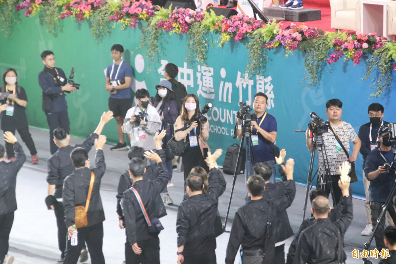 運動場上的女性攝影師，這次也是「Women in Sports女性在體壇國際攝影展」上的主角之一。（記者黃美珠攝）