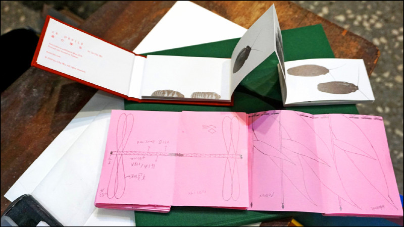 吳睿哲對昆蟲情有獨鍾，靈感一來便隨手在筆記簿上畫下草圖。