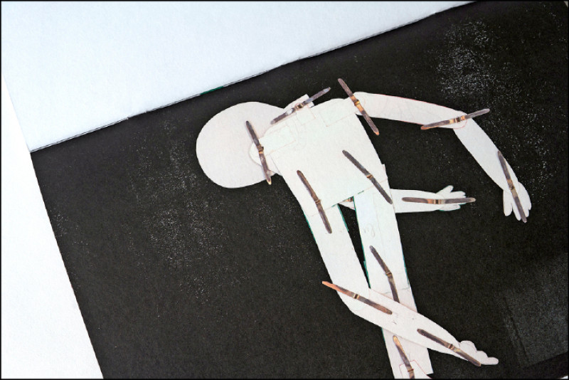 吳睿哲認為「紙偶」的概念很有趣，在關節被打上雙腳釘的限制中，表達肢體的變化。（白儀芳攝）