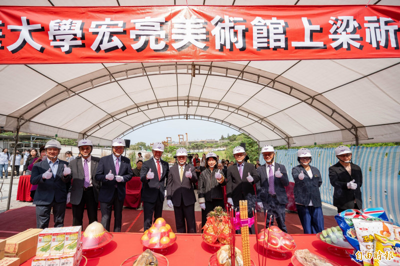 清華大學「宏亮美術館」今（27）天舉行上梁祈福活動，預計明（2025）年上半年落成開幕，將成為清大及新竹的美學新地標。（記者洪美秀攝）