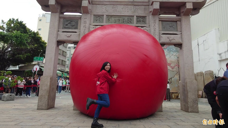 紅球台南，吸引民眾合照。（記者洪瑞琴攝）