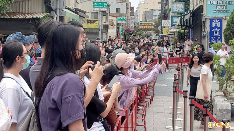 「紅球台南」今日首站在接官亭亮相，吸引民眾排隊朝聖。（記者洪瑞琴攝）