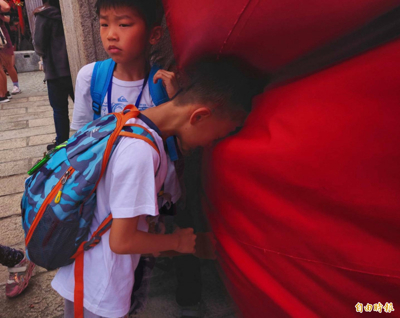 紅球台南，小朋友發萌踫頭親親。（記者洪瑞琴攝）
