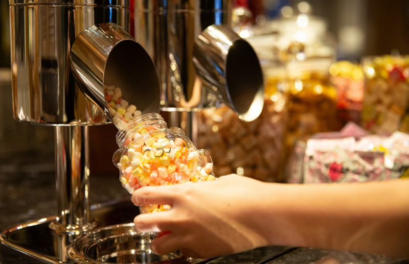 「兒童節 ‧ 歡樂三重奏」活動，孩童用餐即贈糖果罐1個，超過20種糖果任選裝滿帶回家。（台北萬豪提供）