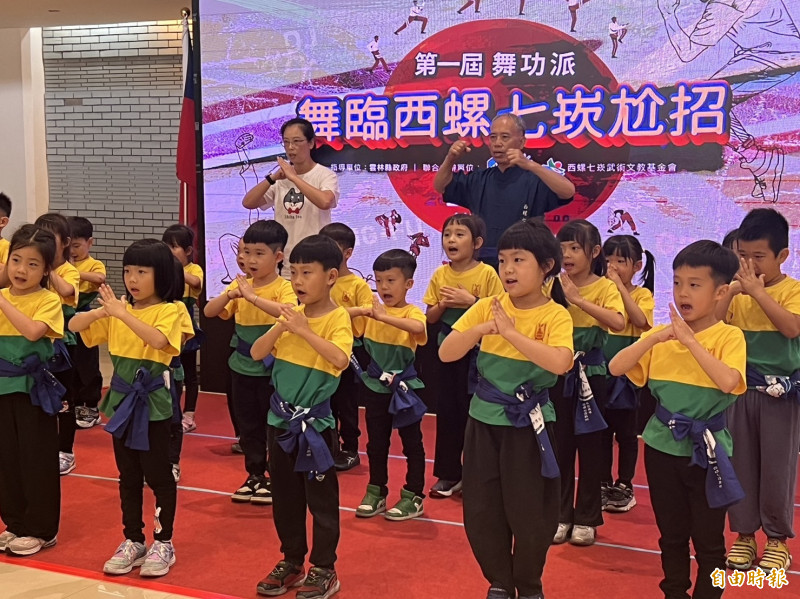 請！西螺西光幼兒園小朋友與振興社師傅吳水池一起請拳邀請大家4月6日來西螺看街舞、武術尬招。（記者黃淑莉攝）