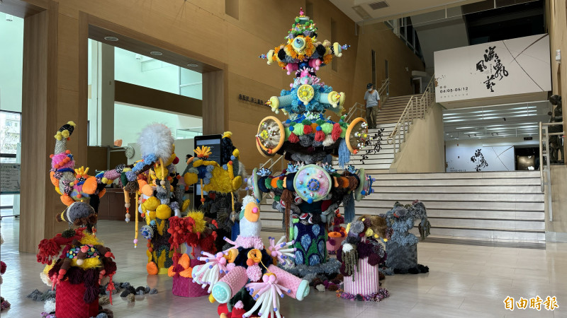 裝置藝術「身織時光：生活的輕詮」，由藝術家沈士展帶領新營高中美術班學生共同創作。（記者楊金城攝）