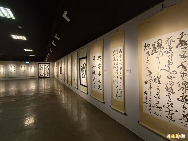 知名書法家吳英國在桃園市文化局3樓第一展覽室舉辦「閒人閒事」70歲書法展，作品集收納72件、展場展出50件作品。（記者鄭淑婷攝）