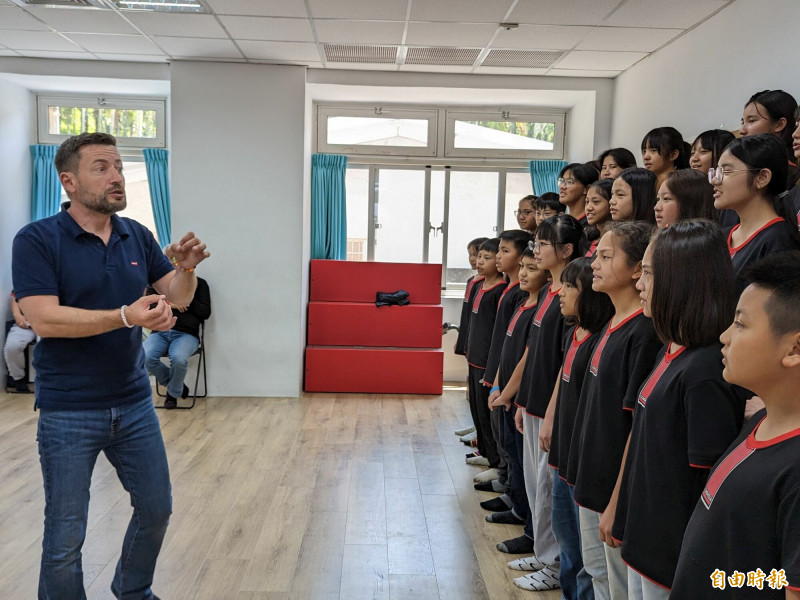 維也納少年合唱團藝術總監Erasmus Baumgartner（左），受邀到南投縣為原聲童聲合唱團指導合唱技巧。（記者劉濱銓攝）