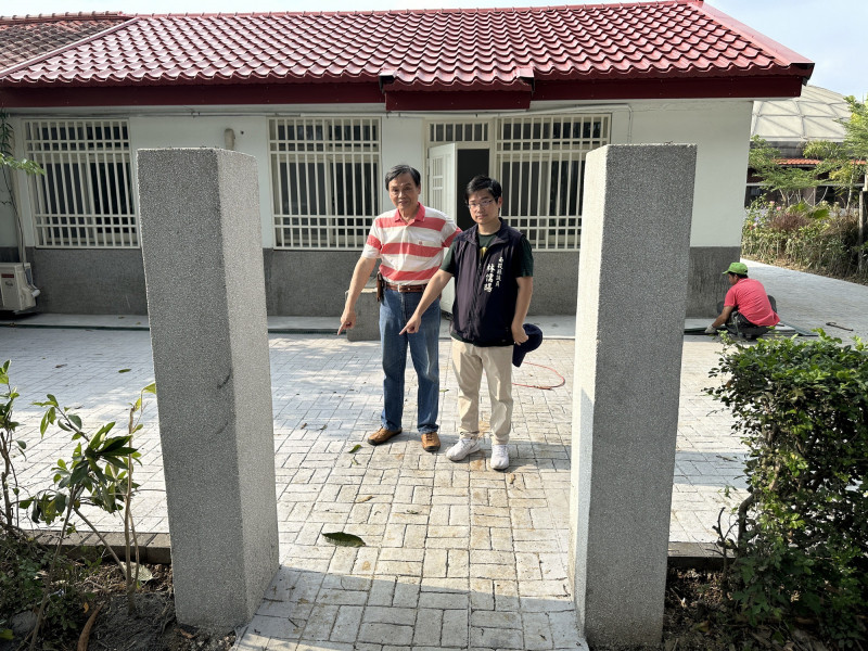 文史工作者梁志忠（左）、縣議員林儒暘對草坪換成地磚覺得不可思議。（梁志忠提供）