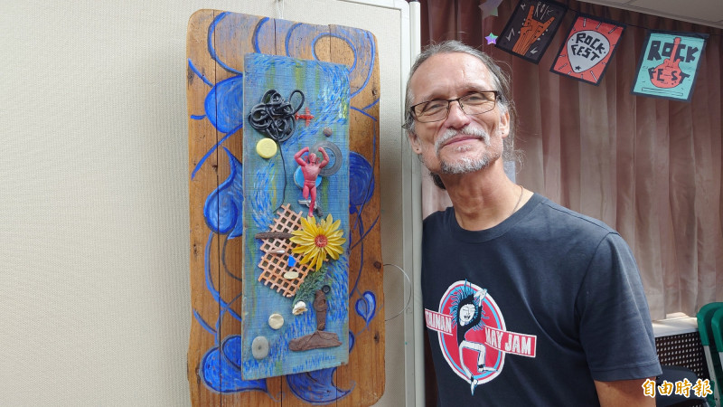 Axel也是位環保創作藝術家，作品展現對土地的關懷與熱情。（記者洪瑞琴攝）