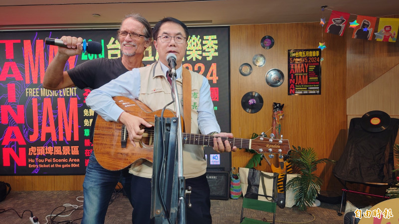 台南市長黃偉哲（右）扮吉他手有模有樣，宣傳「台南5月音樂季」。 （記者洪瑞琴攝）