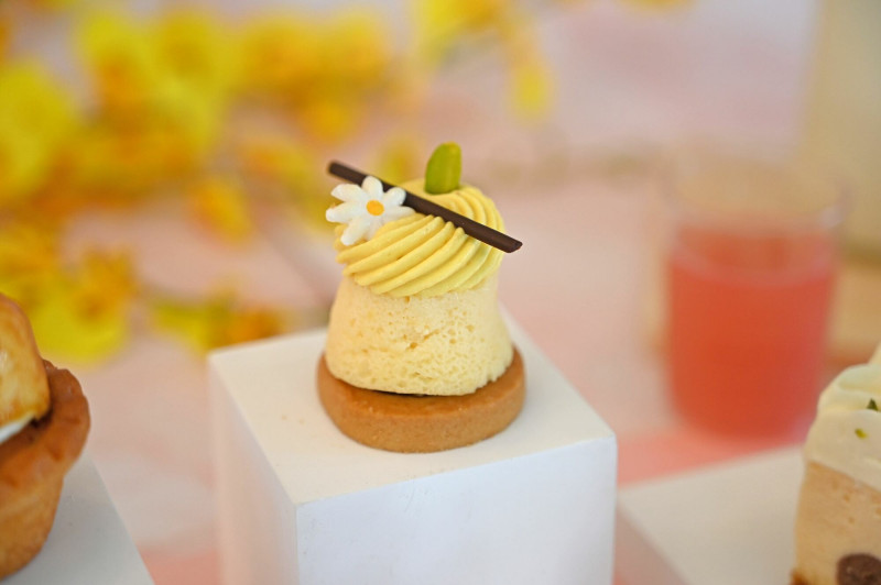 「北海道起士舒芙蕾」以蓬鬆的起司舒芙蕾蛋糕為主體，搭配酸甜的芒果香堤醬及巧克力餅乾，層層堆疊出酸甜爽口滋味。（墾丁凱撒提供）