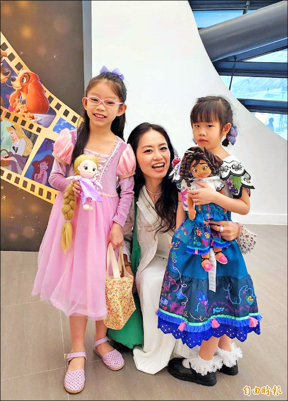 小粉絲們穿著動畫人物裝扮進場。（記者凌美雪攝）