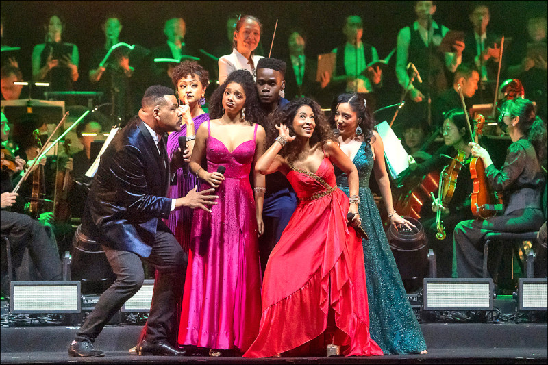 歌手與樂團合作無間，演唱會帶觀眾一起回味迪士尼百年經典。（牛耳藝術提供）