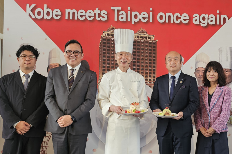 神戶洋菓子重磅回歸台北美福，神戶甜點客座主廚高杉良和（中）、神戶潮流協會事務局長藤本晉一（右2）、美福飯店總經理林偉德（左2），出席今日發表記者會。（台北美福大飯店提供）
