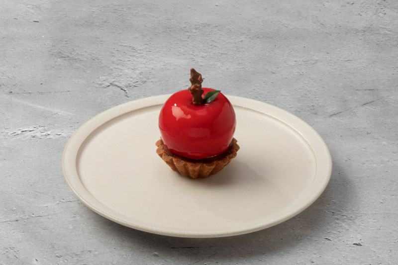 台北美福x神戶洋菓子，福原敏晃造型仿真的「蘋果蛋糕」。（台北美福大飯店提供）