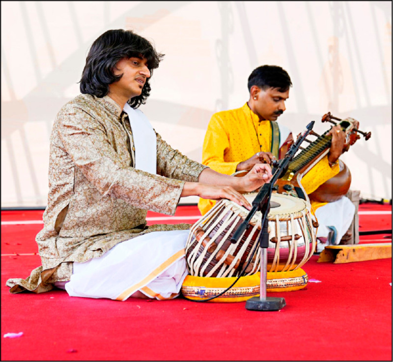 印度樂手演奏傳統樂器塔布拉鼓。（印度台北協會提供）