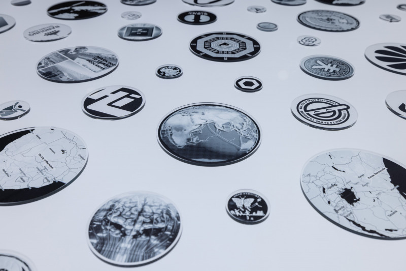 致穎作品〈智慧城〉局部，傳達通用貨幣也是一種政治宣傳、意識形態的媒介。（汪正翔攝，洪建全基金會提供）