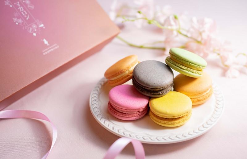 舞國際觀光飯店推出母親節「甜心馬卡龍禮盒」，即日起至5月19日開放預訂。（綠舞提供）