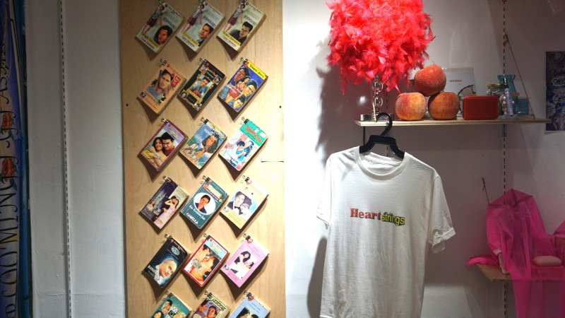 金萬萬商場展區，其中一面牆，擺上菲律賓最大羅曼史出版社出版的羅曼史小說，透過封面可看出不同時期對理想情人的想像。（記者董柏廷攝）