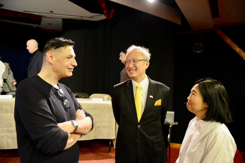 外亞藝術節聯盟（Off Avignon）主席Harold David（左起）與我國駐法大使吳志中及巴文中心主任胡晴舫。（巴文中心提供）