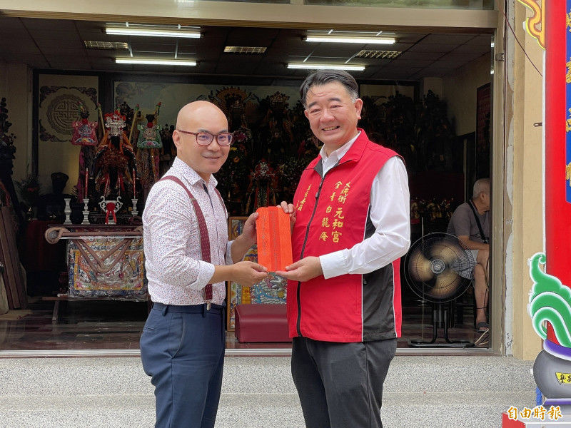 孔廟文化基金會執行長石牧民（左）禮送大帖到元和宮，由元和宮主委王炳元親自接收。（記者王姝琇攝）