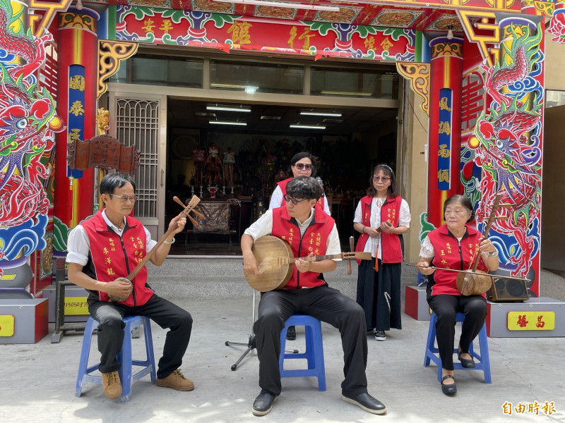 鳳鳴社執行長羅士哲今天率社員演唱〈看白鶴〉歌頭。（記者王姝琇攝）