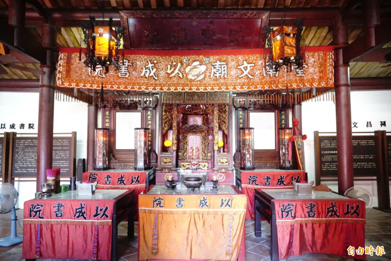 現今孔廟以成書院內還存有許多早年元和宮致贈的文物。（記者王姝琇攝）