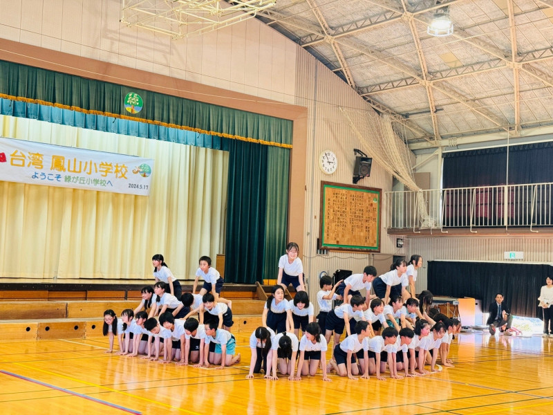 高雄鳳山國小學生赴日八王子市音樂交流，日方驚豔台灣多元精采音樂文化。（市府提供）