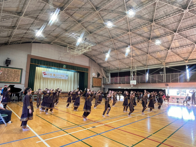 高雄鳳山國小學生赴日八王子市音樂交流，日方驚豔台灣多元精采音樂文化。（市府提供）