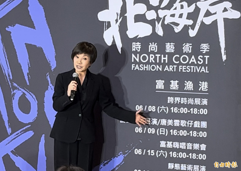 唐美雲在記者會上現唱一段。（記者董冠怡攝）