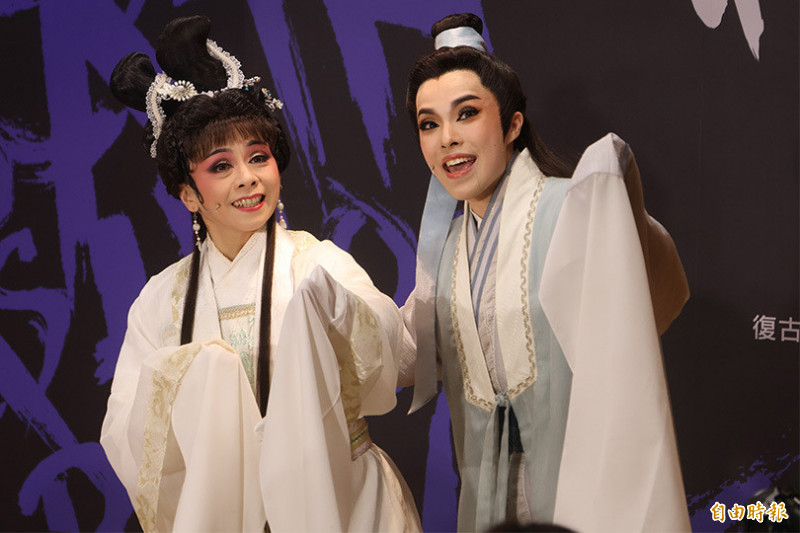 唐美雲歌仔戲團演譯民間傳說經典「白蛇傳」折子戲。（記者董冠怡攝）
