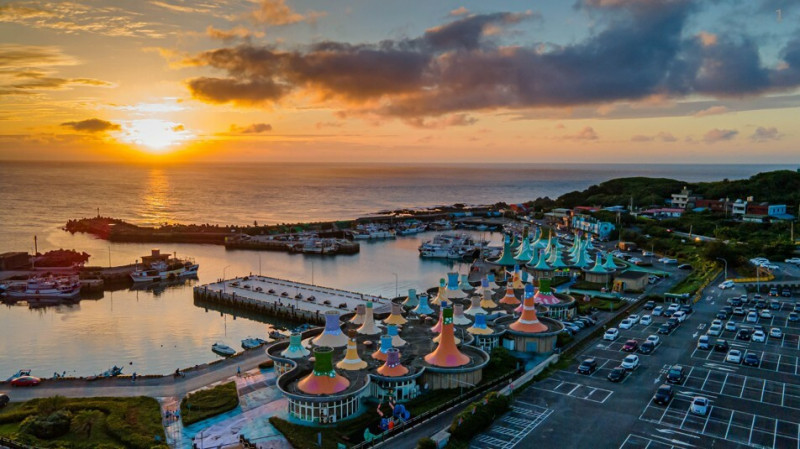 圖為富基漁港夕陽美景。（新北農業局提供）