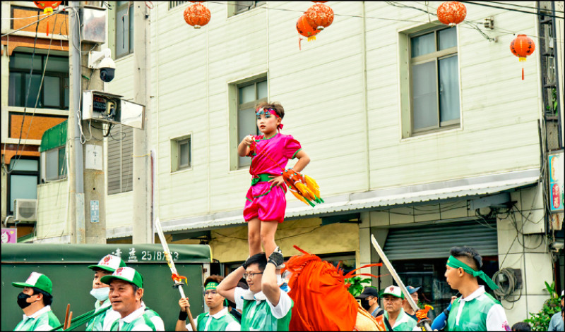 永昌宮金獅陣的「獅旦」（粉衣男孩），通常由12歲以下男孩反串扮演，有引導金獅之意。