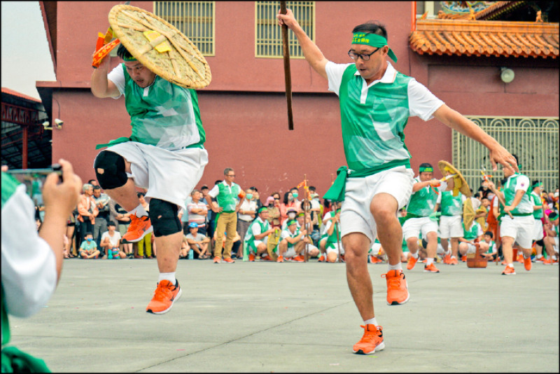 永昌宮金獅陣的開館表演，武術演出輪番上陣。
