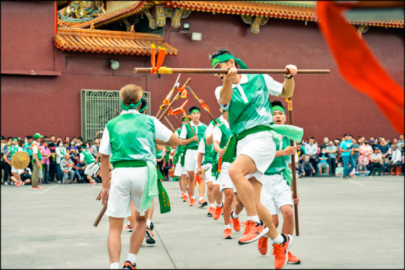 永昌宮金獅陣的開館表演，武術演出輪番上陣。