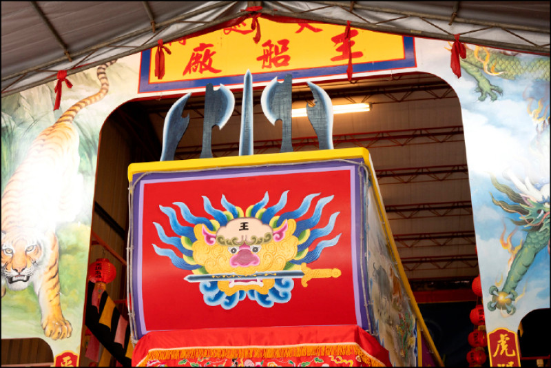 西港慶安宮的王船，5月27日送王前都會停泊在廟旁的王船廠。