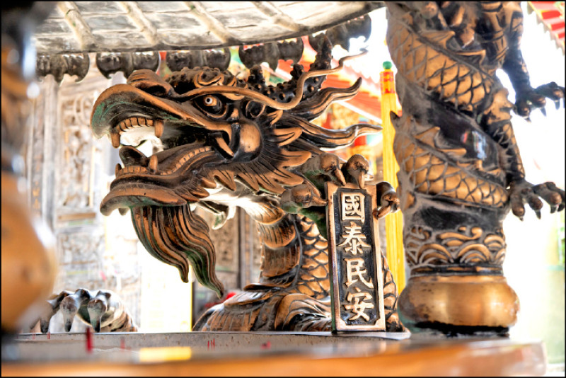 三寮灣東隆宮近年新鑄造的天公爐，龍柱雕工精細、熠熠生輝。